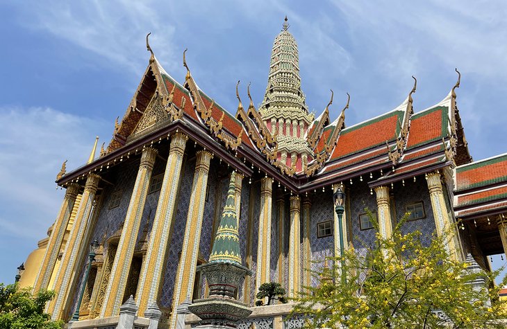 thailand-bangkok-top-attractions-admire-beauty-grand-palace-ornate.jpg