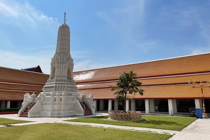 thailand-bangkok-top-attractions-pass-through-wat-mahathat.jpg